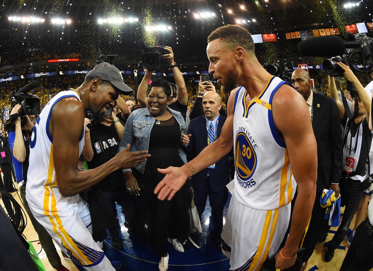 杜兰特投奔勇士十周年：1+1合同换两冠两FMVP