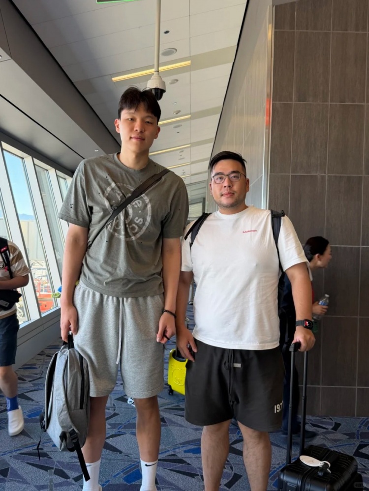 杨瀚森现身拉斯维加斯机场，开拓者夏联首战定档7月11日