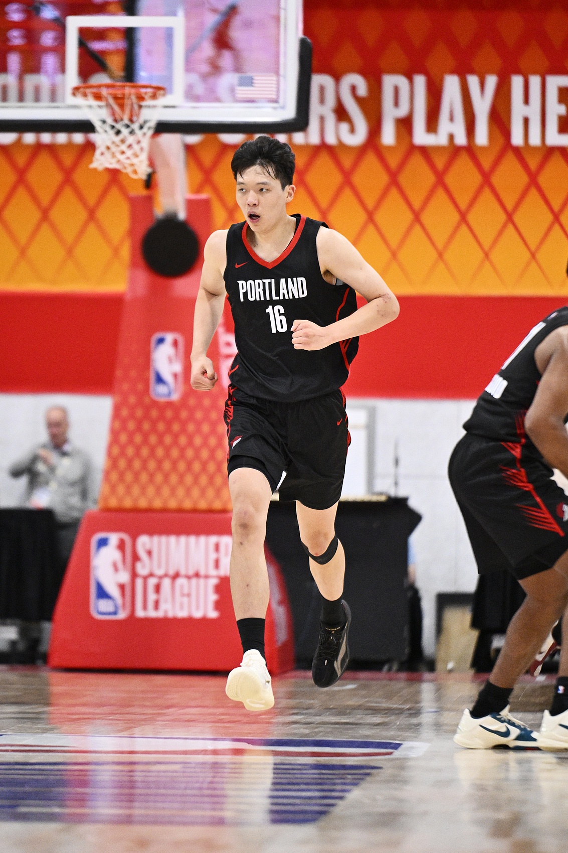 杨瀚森夏联3战场均14.3+8+4，世预赛仅9.5+6