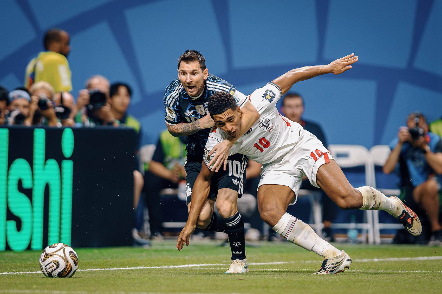 39岁梅西散步式破解英格兰铁桶阵：贝林厄姆的防守站位成致命漏洞