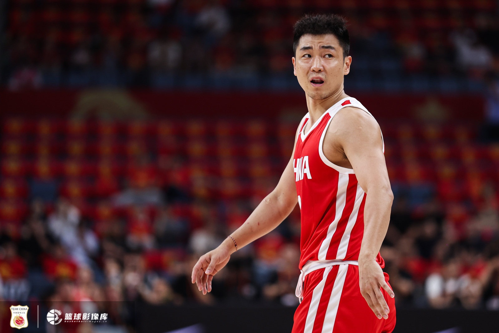 高诗岩离队赴美治疗膝伤,媒体人:他承受了过多骂声
