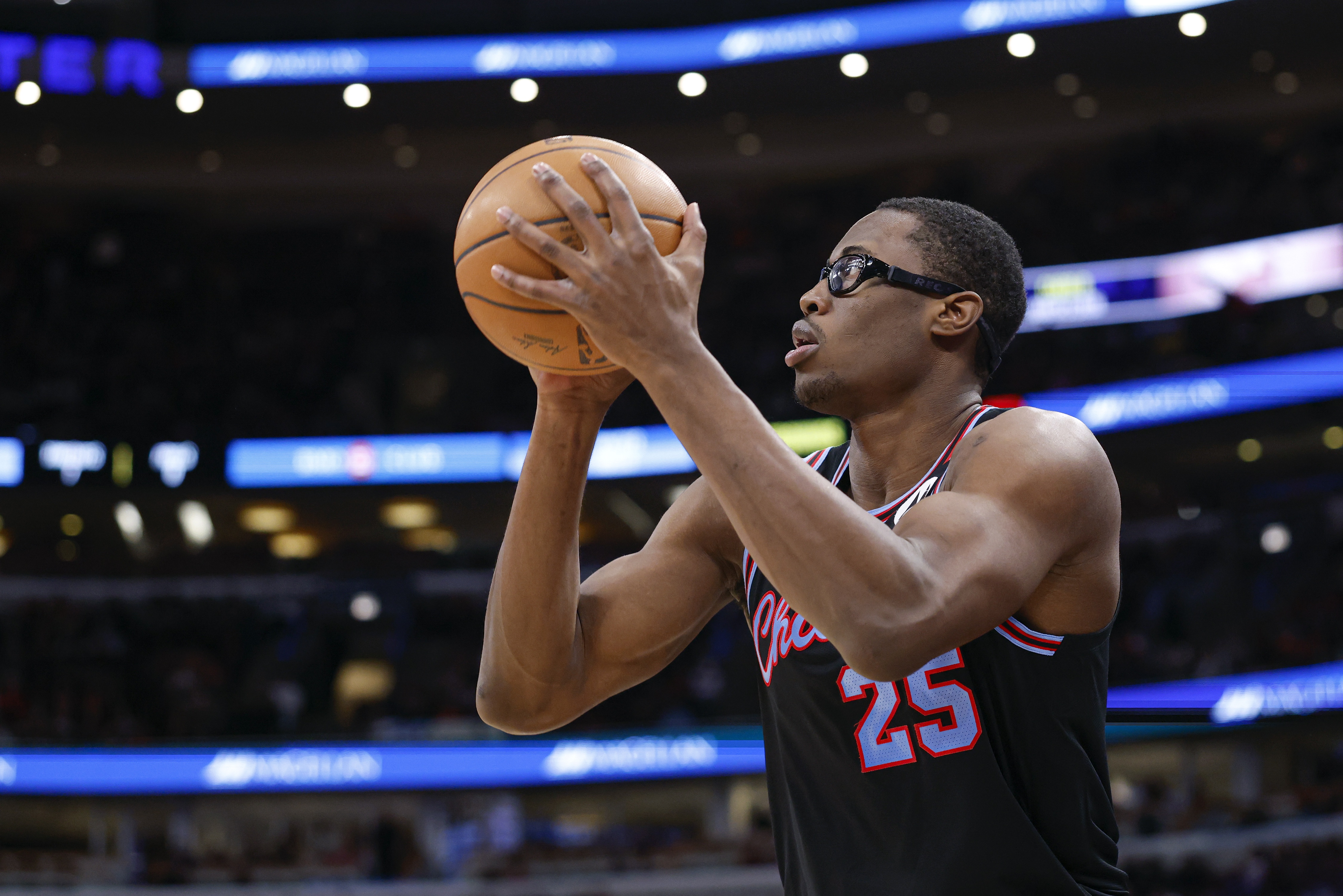 湖人为补强内线锁定杰伦·史密斯 克内克特与次轮签或成筹码 湖人为补强内线锁定杰伦·史密斯 克内克特与次轮签或成筹码