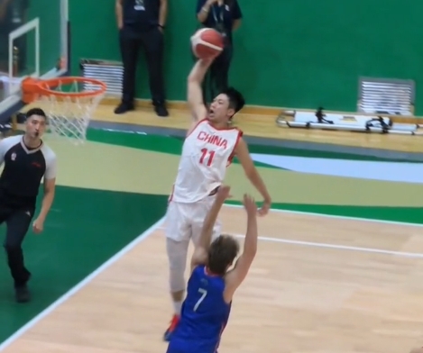 U18国青89-52大胜闪电队 张淳智反击单臂滑翔隔扣 U18国青89-52大胜闪电队 张淳智反击单臂滑翔隔扣