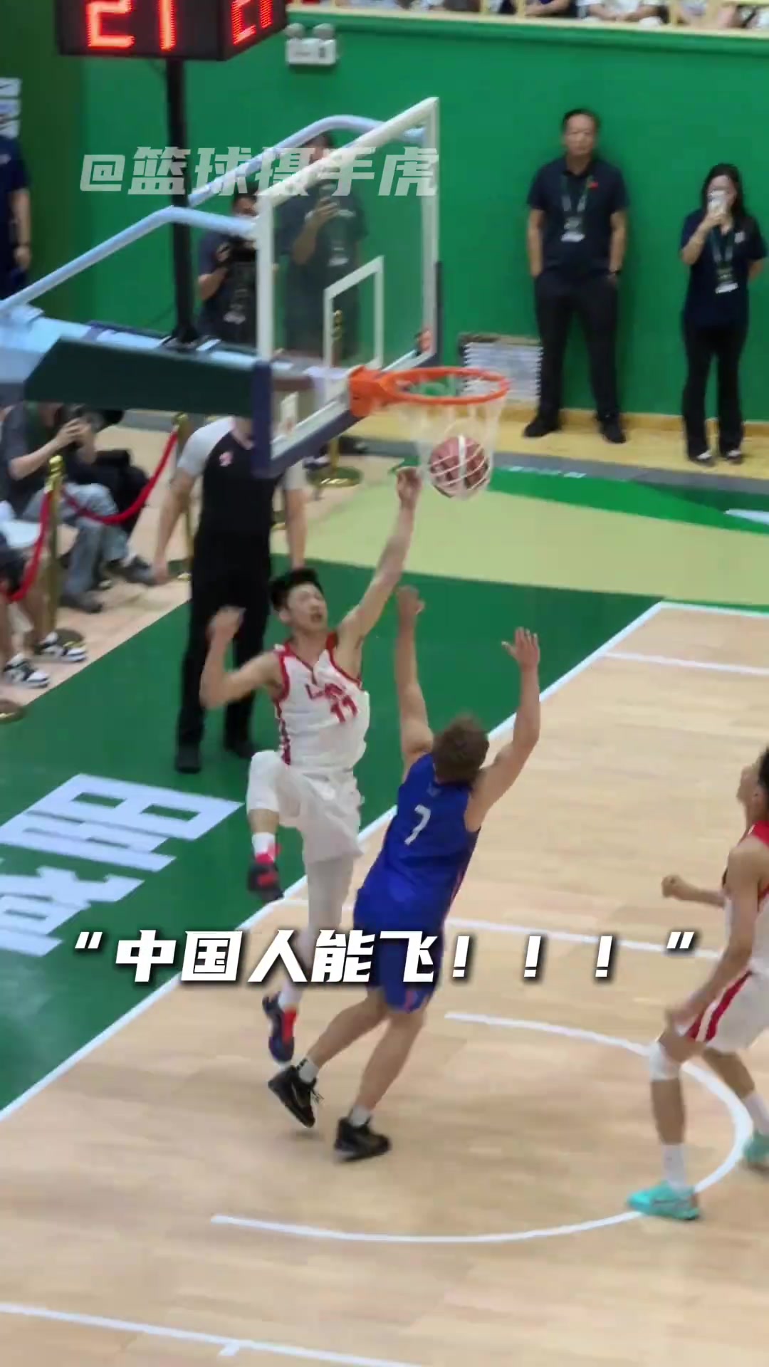U18国青89-52大胜闪电队 张淳智反击单臂滑翔隔扣 U18国青89-52大胜闪电队 张淳智反击单臂滑翔隔扣