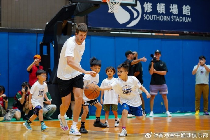 里夫斯再访港 修顿化身教练带香港金牛青训 里夫斯再访港 修顿化身教练带香港金牛青训