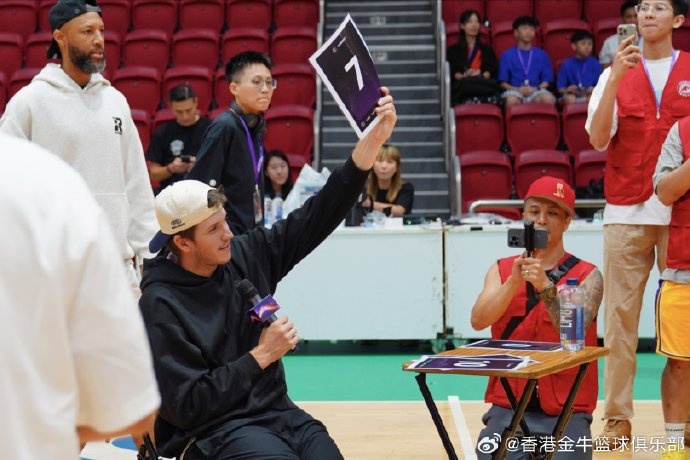里夫斯再访港 修顿化身教练带香港金牛青训 里夫斯再访港 修顿化身教练带香港金牛青训