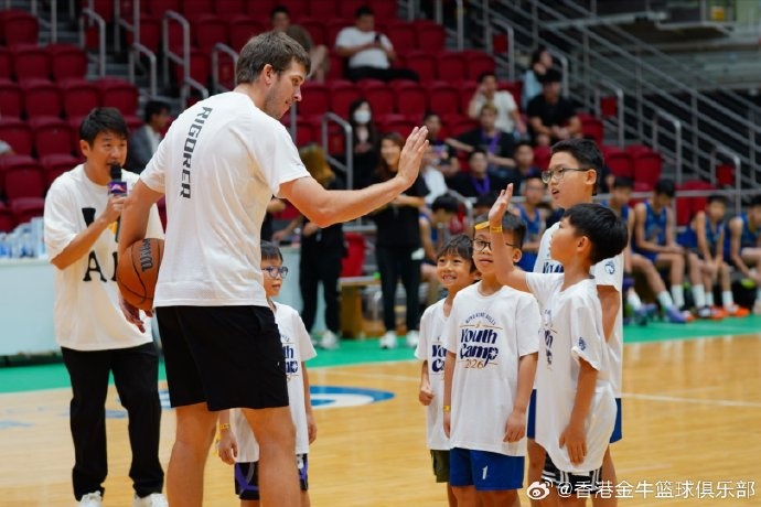 里夫斯再访港 修顿化身教练带香港金牛青训 里夫斯再访港 修顿化身教练带香港金牛青训