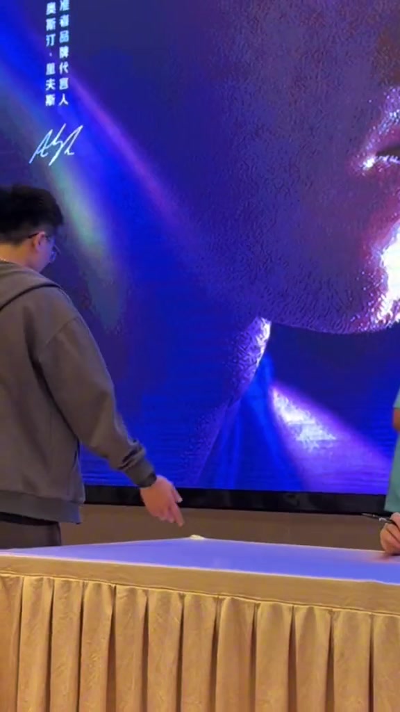 里夫斯中国行给女球迷签鞋 行注目礼画面曝光 里夫斯中国行给女球迷签鞋 行注目礼画面曝光