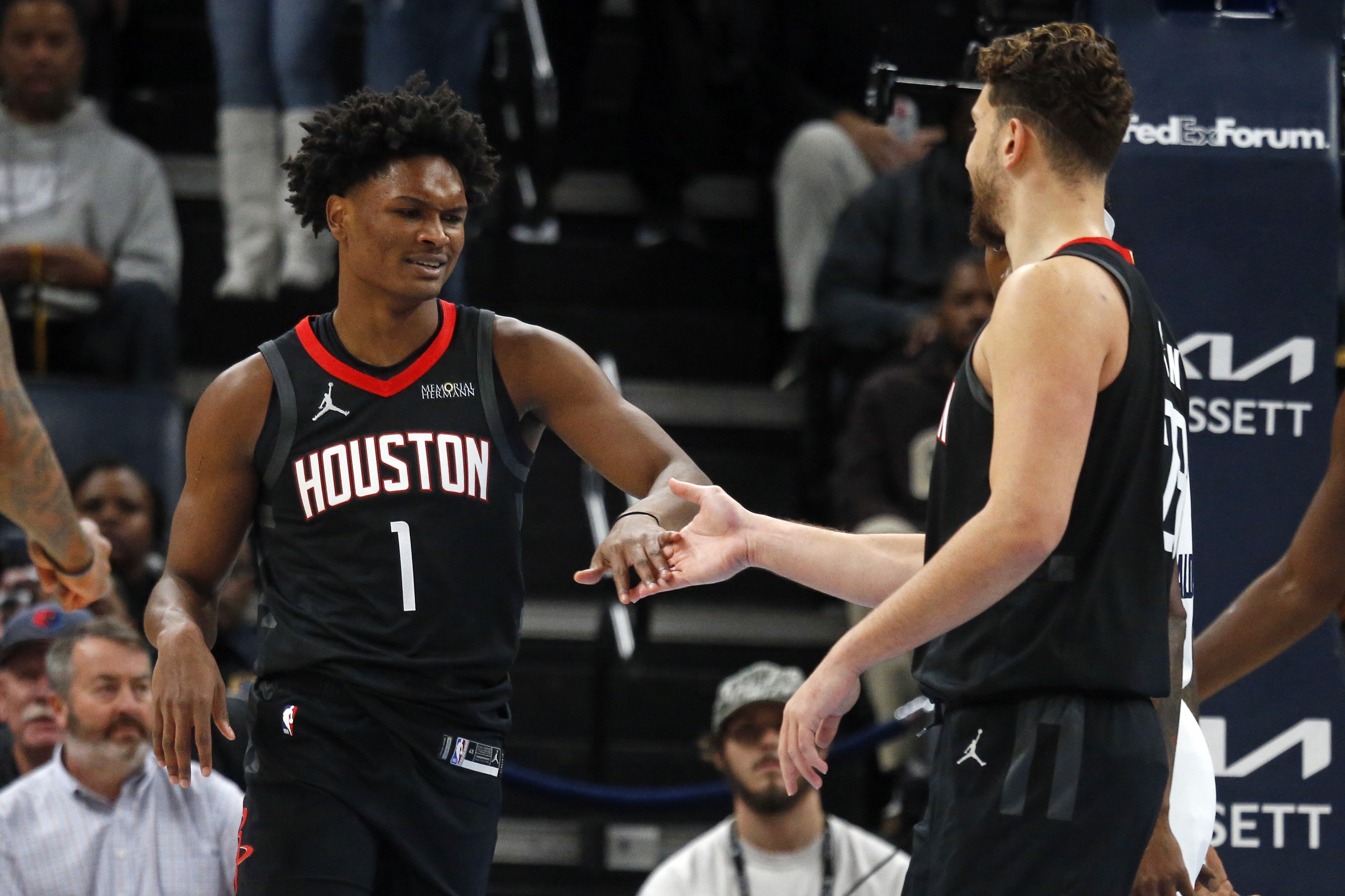 火箭媒体人:阿门三分命中率若上35% 将成NBA前十球员 火箭媒体人:阿门三分命中率若上35% 将成NBA前十球员