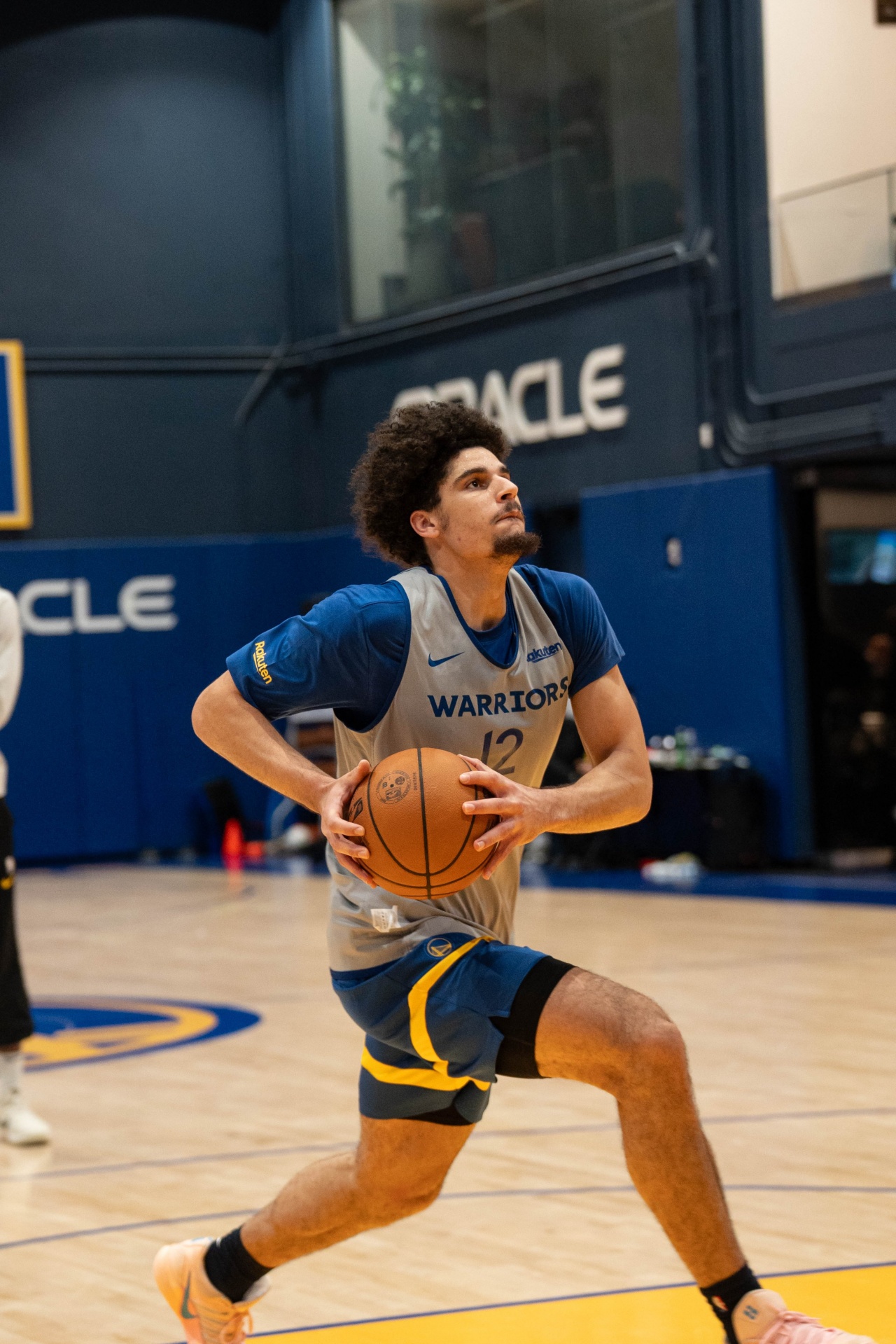 勇士15人大名单满员！名记：54号秀拉杰·琼斯将占据一个双向合同