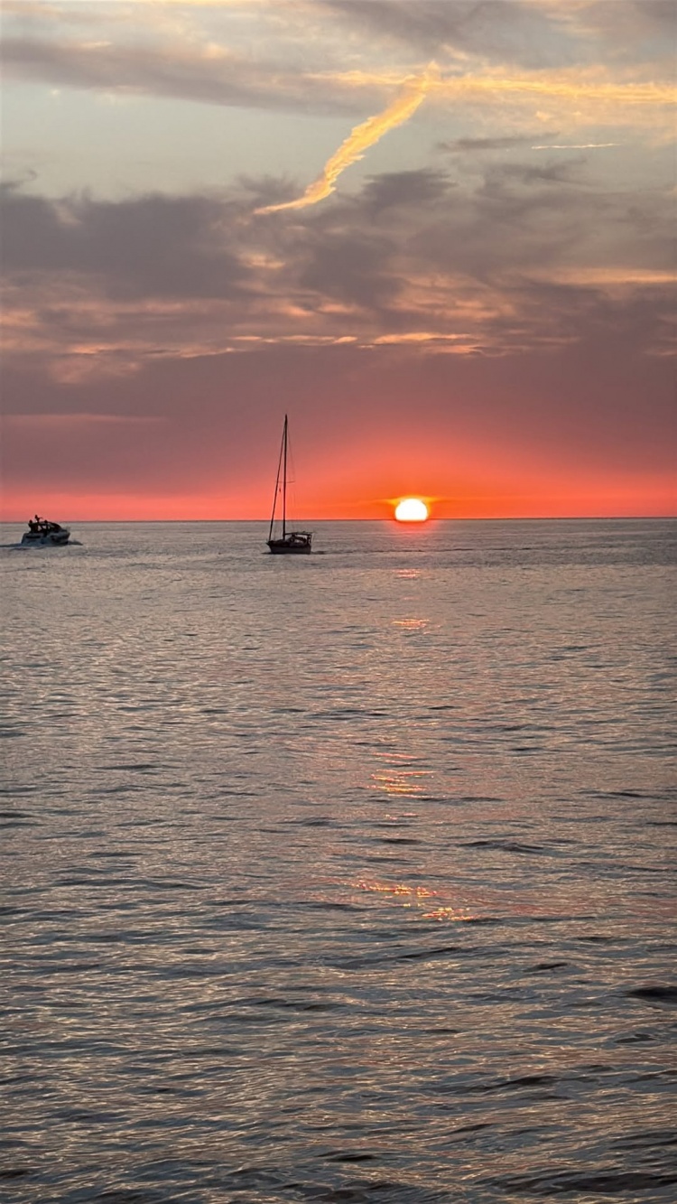 美不胜收！詹姆斯外出度假晒海上落日美景