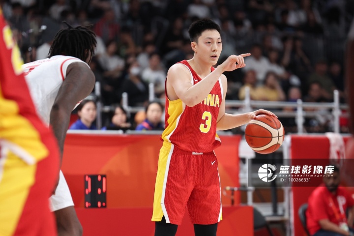 媒体人:锋线告急胡明轩客串三号位攻防拼尽全力 尽显队长担当 媒体人:锋线告急胡明轩客串三号位攻防拼尽全力 尽显队长担当