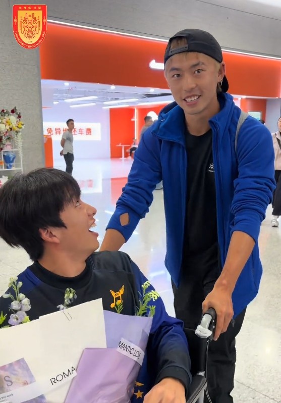重庆铜梁龙晒有缘一幕：李镇全完成手术返回重庆，偶遇汪士钦